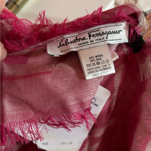 SALVATORE FERRAGAMO 65%wool 35%silk Square Lettering Scarf NWT. MADE IN ITALY - Picture 4 of 12
